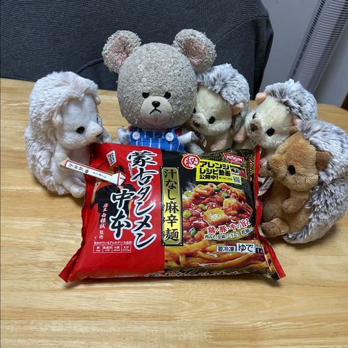 お家の人が辛い麺を食べようって❣️
ちっくん、お顔にテイッ🦔だって🤭
仕上げをかけようってしたら…
においでやられた🦔たちがチョコカルシューでお口直し🍫・・・食べていないのにね😂
えっ？ぺくちゃん⁉️
食べる気？？💦💦
ちなみにぺくちゃん、シークレットクリップ付きマスコットで見事引き当てたペックルを可愛い弟の様に連れ歩いてる🤭