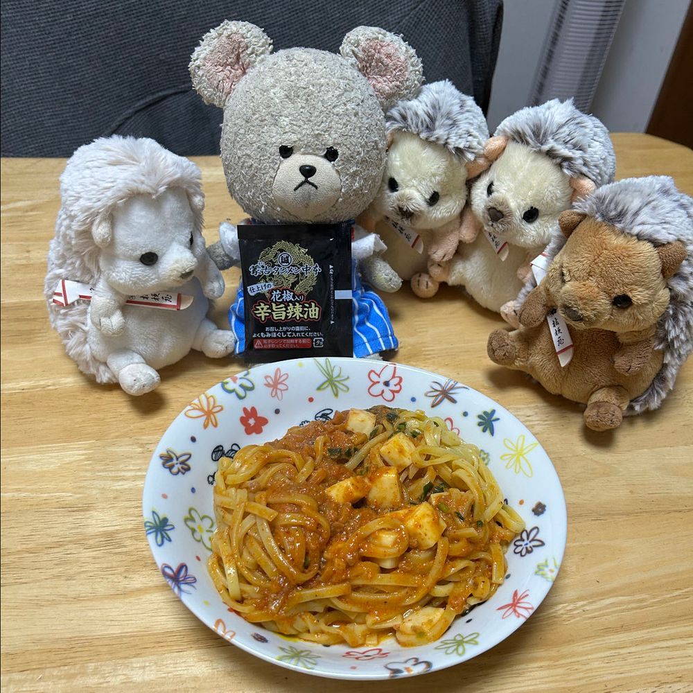 お家の人が辛い麺を食べようって❣️
ちっくん、お顔にテイッ🦔だって🤭
仕上げをかけようってしたら…
においでやられた🦔たちがチョコカルシューでお口直し🍫・・・食べていないのにね😂
えっ？ぺくちゃん⁉️
食べる気？？💦💦
ちなみにぺくちゃん、シークレットクリップ付きマスコットで見事引き当てたペックルを可愛い弟の様に連れ歩いてる🤭