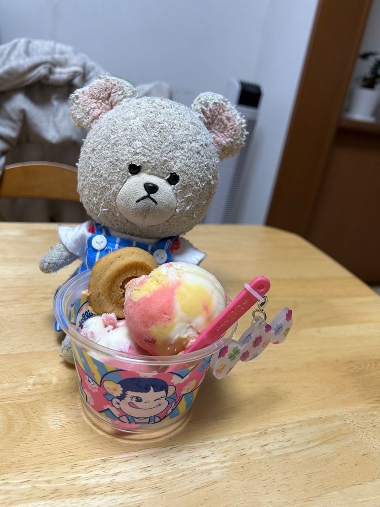 今月のサーティワン❣️
まろんちゃんのガン見してるやつはレモンクランベリーチーズケーキとミルキーショートケーキ🍨ちくうにぼんがガン見してるのがミルキーショートケーキとラズベリーフロマージュ🍨
2回楽しめるね❣️
3枚目は次の日食べた方のやつでね、ミルキーチャーム欲しさに買ったミルキースペシャルダブルカップ❣️チャーム可愛い😍
クッキー、凍ってかたい🐻❄️💦