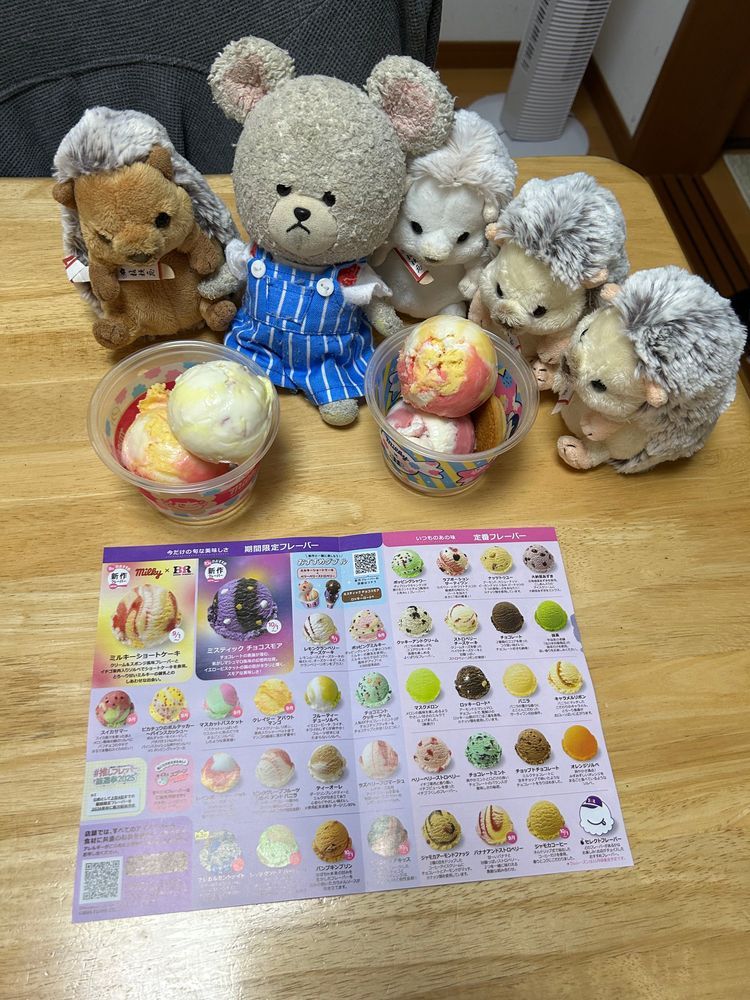 今月のサーティワン❣️
まろんちゃんのガン見してるやつはレモンクランベリーチーズケーキとミルキーショートケーキ🍨ちくうにぼんがガン見してるのがミルキーショートケーキとラズベリーフロマージュ🍨
2回楽しめるね❣️
3枚目は次の日食べた方のやつでね、ミルキーチャーム欲しさに買ったミルキースペシャルダブルカップ❣️チャーム可愛い😍
クッキー、凍ってかたい🐻❄️💦