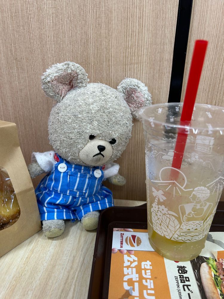 わぁ〜い❣️
ゼッテリアで月見🍔
北海道産ごちそうポテトとうやもらいにウロウロ🐾
お家の人が、フィルムにストロー刺さらず苦戦してたら、刺さったけど、容器破損で飲み物こぼれた😱
ぴーしゃん、ゆずレモンソーダかぶった🍋🥤
ぴーしゃんあんよが…ち、ちめたい😭
ひどいよ〜😭😭
けど、ごちそうポテト‼️🥔🍟
月見バーガー🍔も‼️🍔🐻‍❄️
あれ？ゆず風味…ってドリンクかかったからじゃないか〜😭
けど、美味しい…
美味しいよ〜😭😭

