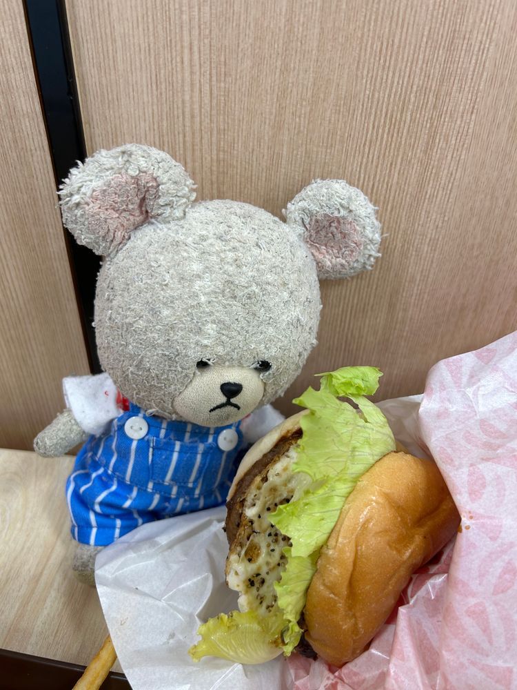 わぁ〜い❣️
ゼッテリアで月見🍔
北海道産ごちそうポテトとうやもらいにウロウロ🐾
お家の人が、フィルムにストロー刺さらず苦戦してたら、刺さったけど、容器破損で飲み物こぼれた😱
ぴーしゃん、ゆずレモンソーダかぶった🍋🥤
ぴーしゃんあんよが…ち、ちめたい😭
ひどいよ〜😭😭
けど、ごちそうポテト‼️🥔🍟
月見バーガー🍔も‼️🍔🐻‍❄️
あれ？ゆず風味…ってドリンクかかったからじゃないか〜😭
けど、美味しい…
美味しいよ〜😭😭


