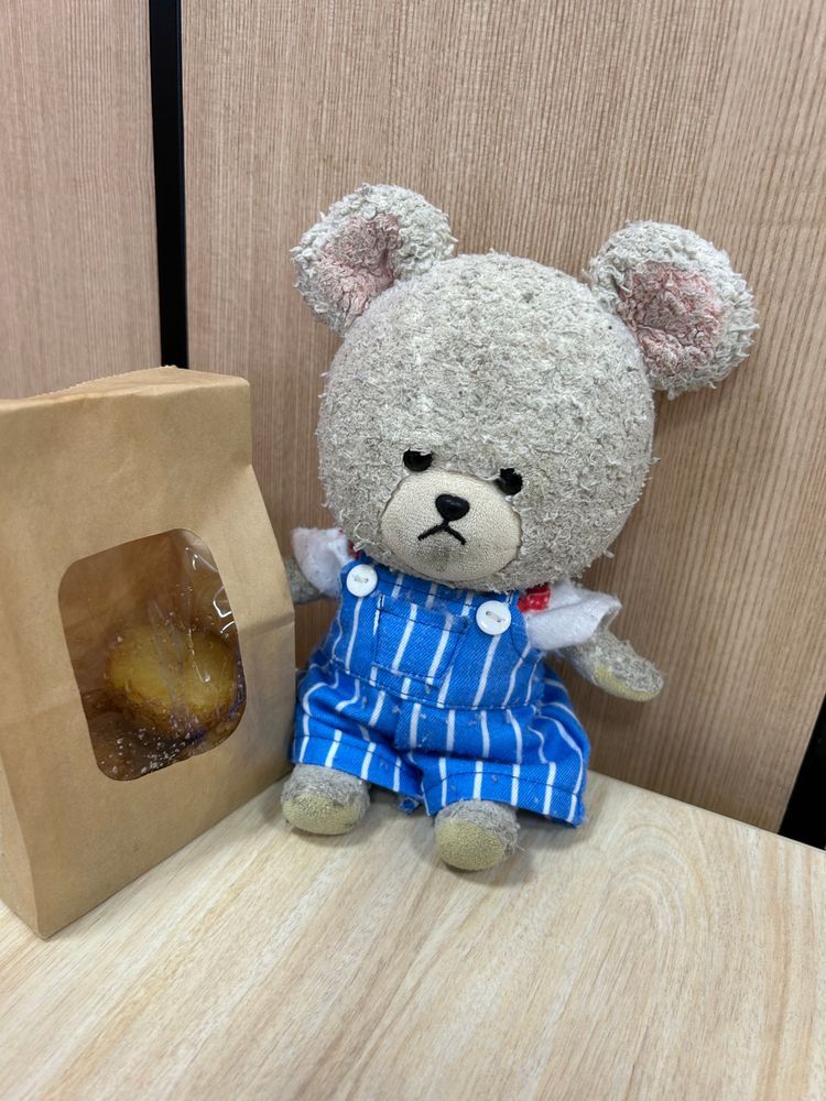 わぁ〜い❣️
ゼッテリアで月見🍔
北海道産ごちそうポテトとうやもらいにウロウロ🐾
お家の人が、フィルムにストロー刺さらず苦戦してたら、刺さったけど、容器破損で飲み物こぼれた😱
ぴーしゃん、ゆずレモンソーダかぶった🍋🥤
ぴーしゃんあんよが…ち、ちめたい😭
ひどいよ〜😭😭
けど、ごちそうポテト‼️🥔🍟
月見バーガー🍔も‼️🍔🐻‍❄️
あれ？ゆず風味…ってドリンクかかったからじゃないか〜😭
けど、美味しい…
美味しいよ〜😭😭

