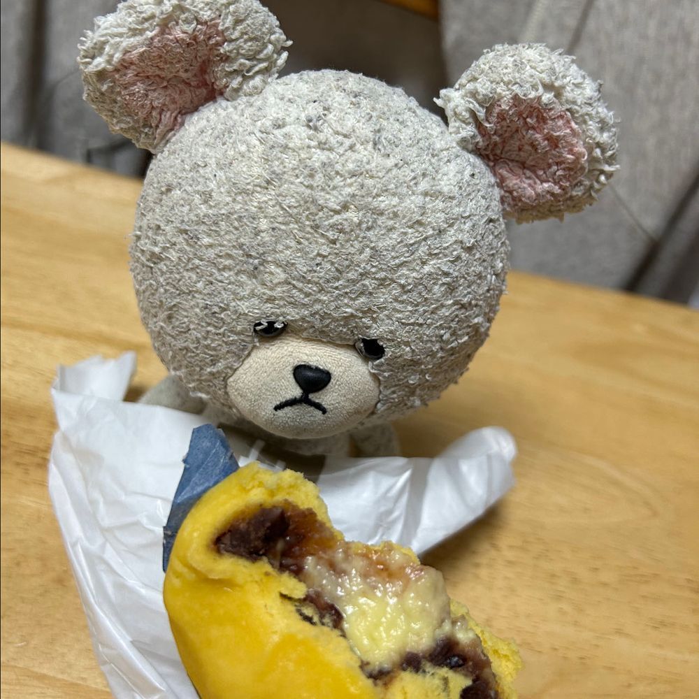 ぴーしゃん、まだお洋服着れない👕👖
おやつで隠そう❣️
ローソンの月見🌕
スイーツと、月見まん🌕
3枚目、あきら100%って芸人さんみたいじゃないか💦裸芸はしないよ〜🐻‍❄️
包み紙で何とかしておくれ💦💦
中に餅とあんこ入っててあったかいうちに食べるのが👍だね😋

…お家の人が
ぴーしゃん？さっきのお風呂ですでにすっぽんぽん大公開してるよってツッコミを…
あちゃー😣今更隠してもだ〜😂
