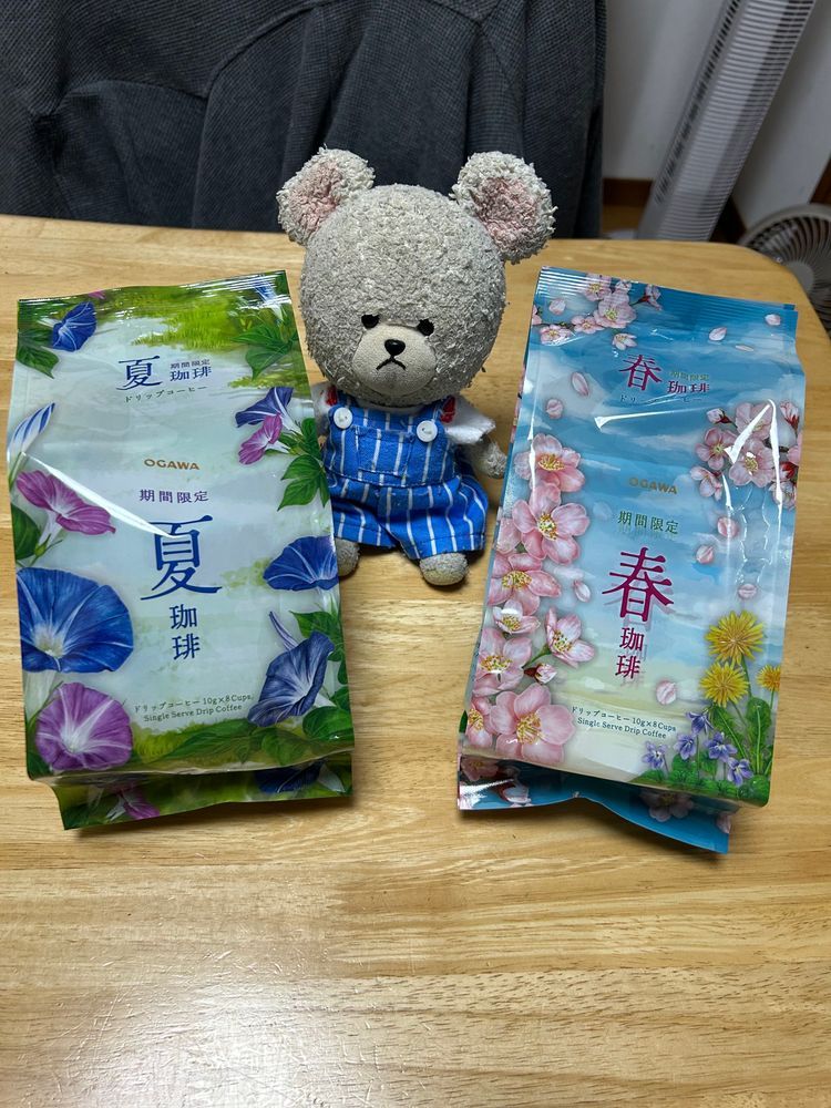 ゆく夏、来る秋🍂
ん？なんか変かな🐻‍❄️❓💦
いやでも…
夏がいっちゃうから、消える前に諦めきれない夏の備蓄を🤣
でも、秋来ないとおいも菓子がこないし🤔お迎えトップは大好物のプリッツおさつ🍠待つはおさつスナック🍠
2枚目、前にデザインに惚れた夏珈琲ふたたび☕️他の季節がある気して調べたらあった‼️
そして、買った👛🐻‍❄️✨
過ぎた季節、夏と春をコーヒーパッケージでまだまだ楽しむ💓
3枚目、そして迎える秋🍂
秋珈琲もなかなか素敵だ😍