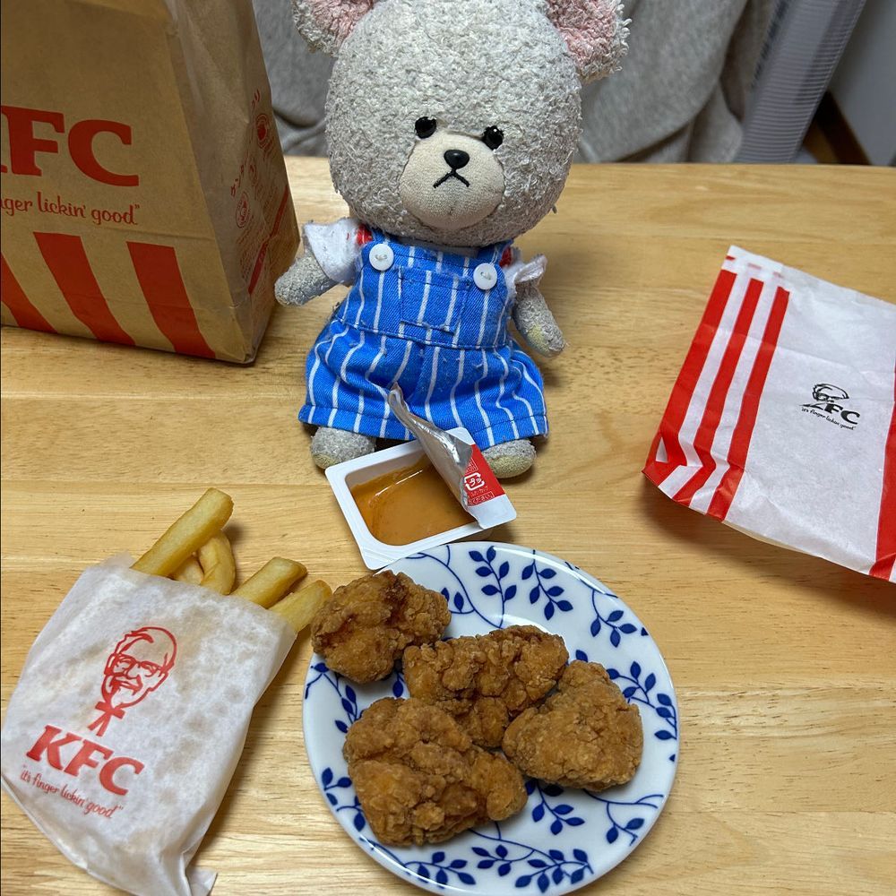 ぴーしゃん、おねだり成功👏
ケンタッキーの月見❣️
月見和カツちょ〜うま🍔
へへっ✨メインはクレイジーディップチキン特製ソースで🤤
見た目も楽しもう👀
特製ソースって具入りオーロラソースって感じだった🤭