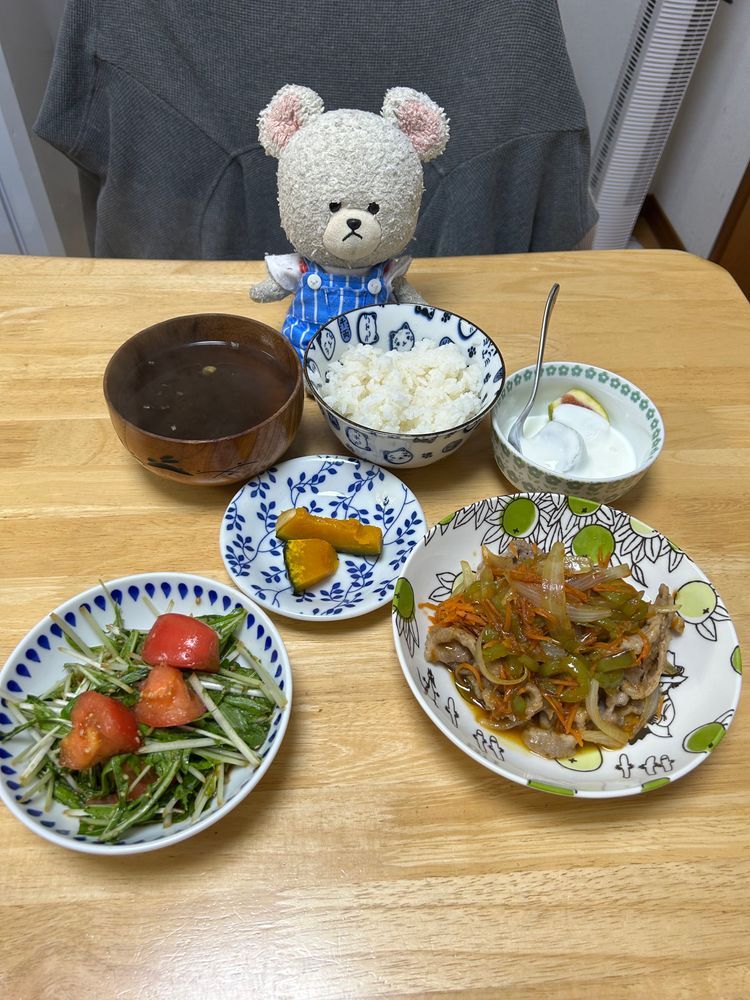 リベンジ完熟マンゴーパフェ🥭✨
ぺくちゃんは洋梨パフェだって🍐✨
ミニストップの店員さん、今日は間違えなかった👏👏

ジャンボピーマンなの🫑
ぴーしゃん
ちょっと負けそうだから背伸び🐻‍❄️💦
アイラブ黄金の味ではあるんだけど、ドンキで食べてみたい味のを買っちゃった💓そして、生姜🫚を買い忘れてきたから〜今夜はしょうが焼き改め、肉野菜炒めで、このタレ❣️
ジャンボピーマンでかいけど、火を入れるとほろほろやわやわ❤️