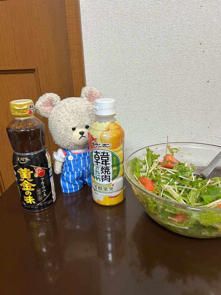 リベンジ完熟マンゴーパフェ🥭✨
ぺくちゃんは洋梨パフェだって🍐✨
ミニストップの店員さん、今日は間違えなかった👏👏

ジャンボピーマンなの🫑
ぴーしゃん
ちょっと負けそうだから背伸び🐻‍❄️💦
アイラブ黄金の味ではあるんだけど、ドンキで食べてみたい味のを買っちゃった💓そして、生姜🫚を買い忘れてきたから〜今夜はしょうが焼き改め、肉野菜炒めで、このタレ❣️
ジャンボピーマンでかいけど、火を入れるとほろほろやわやわ❤️