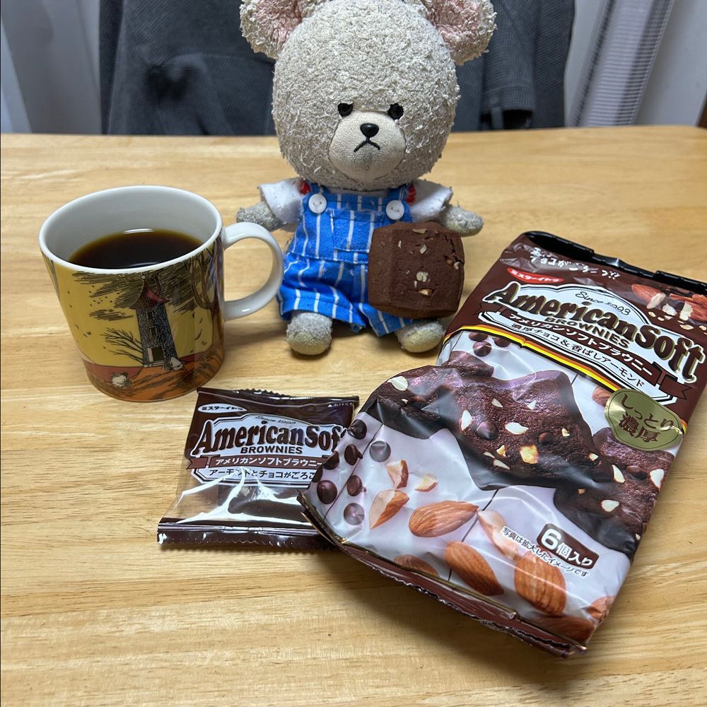 暑さもだいたい範囲内になってきたのをいいことに甘いの買いだめ👛
あ〜毎度だけど🤣
ヴィチェンチのお菓子、リピート➕挑戦❣️
美味しかったものはストックしたい🤭
はりーちゃんとティンちゃんと品定め中👀期待しかない‼️

続きまして〜
ミスターイトウの一部をたっぷり👛
工場が茨城にあるんだよ〜❤️
今日の気分はコレ‼️アメリカンソフトブラウニー🍫個包装なのが嬉しい👍
濃厚でコーヒーに合う☕️