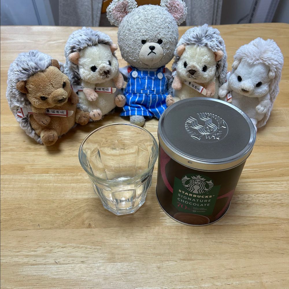 暑い🥵
朝から汗だく💦
お家の人がアイスココアのスペシャル作ってくれるって❣️
ぴーしゃんも、ちくまろうにぼんも、準備できてる😋
期限的には今年の1月までのスタバのチョコレートドリンクの粉のやつ🍫
おんなじ品があったら欲しかった〜😭
まあ、気を取り直して…
粉入れて、ちょっとの熱湯で練り練り〜🥄✨
ちょっとずつ混ぜながらミルクを注ぐ🥛✨あら?ちくまろうにぼんは刀を床に置いちゃったや🤣戦闘態勢だね🦔
生クリーム使い切りだからって、いっぱいしぼってくれたの💓
群がる食いしん坊たちさ👍