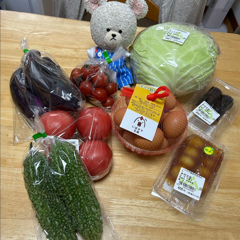 雨で畑ができないからＪＡにお買い物行ってきたよ〜🚙
しばらくの雨の間に、畑はもう冬瓜にやりたい放題されちゃって、手が出ない🙄
早く雨あがれ〜
どうせならにんじんの種蒔いた時にこれだけ降ればいいのに…🐻‍❄️ｸﾞﾁｸﾞﾁ…
さて‼️１枚目〜
パッションフルーツと、四角豆
珍しいから買ってみた👛楽しみ😋
２枚目は野菜と団子と卵〜これがあればしばらく大丈夫👌
３枚目はセブンイレブンで新商品のパン
あんドーナツと肉まんだって💓小腹満たすのゲット👍
４枚目、お買い物券1000円分集まってたから、いいカップ麺に🍜これあれば、突然のラーメン欲に応えられる🥢🐻‍❄️