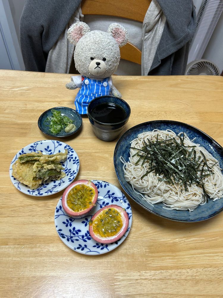 昨日の夜ごはんにさっそく四角豆❣️
カボチャとさつまいもと天ぷらに✨
四角豆仲間のぽちゃちゃんが美味しかったって話してたから、おんなじ土偶仲間のぐうたんにも美味しいよって教えてあげたら、喜んで食べにきた〜🎶こふたん、にわたんも一緒に来たよ〜
みんなでごはん🥢🐻‍❄️🎶
朝から残り物のおそば、冷蔵庫でひんやりなっててうまうま〜
パッションフルーツがデザートだよ🥄
かたいけど、半分に切ると、一気にいい香り〜🔪
つぶつぶすっぱぱで、爽やか〜❣️