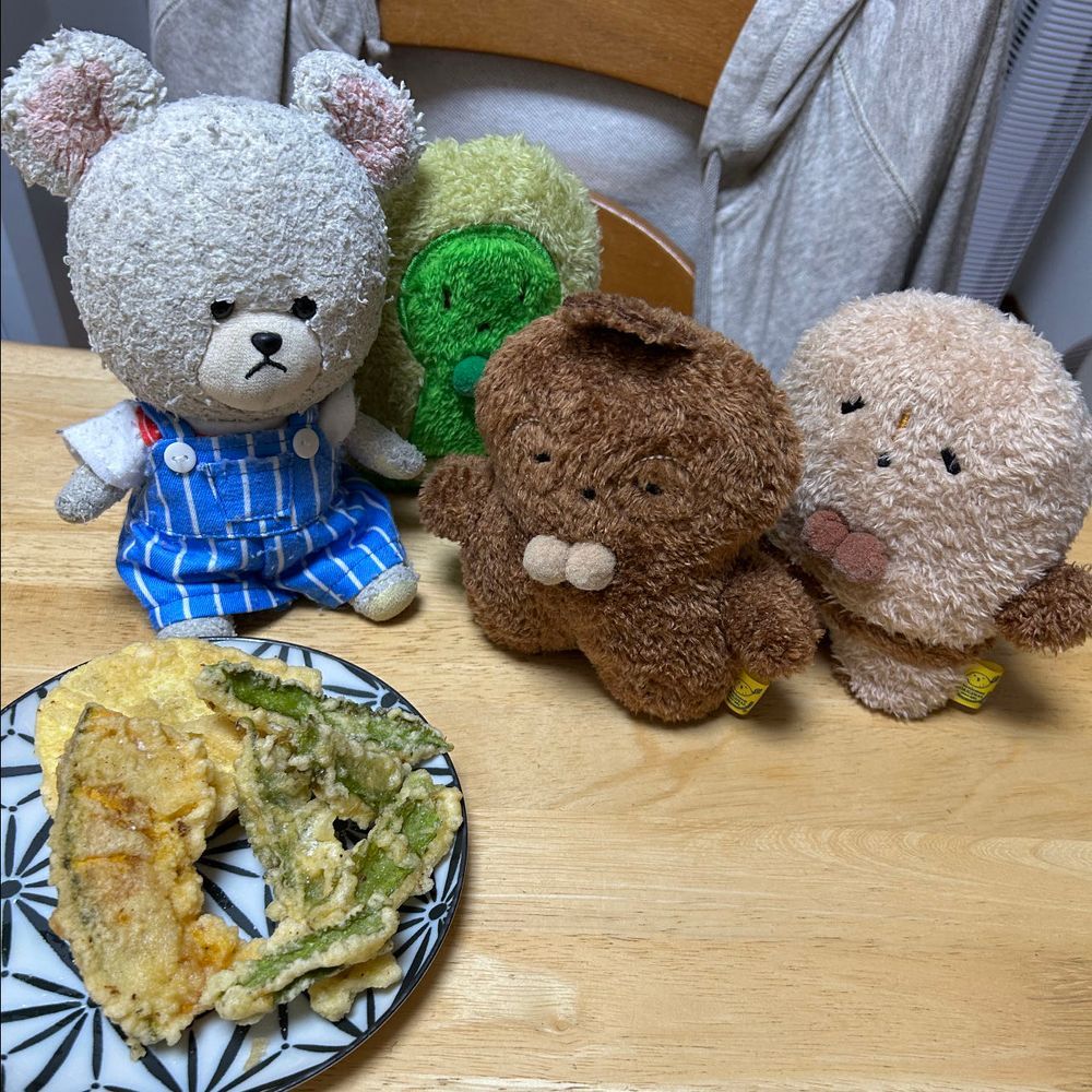 昨日の夜ごはんにさっそく四角豆❣️
カボチャとさつまいもと天ぷらに✨
四角豆仲間のぽちゃちゃんが美味しかったって話してたから、おんなじ土偶仲間のぐうたんにも美味しいよって教えてあげたら、喜んで食べにきた〜🎶こふたん、にわたんも一緒に来たよ〜
みんなでごはん🥢🐻‍❄️🎶
朝から残り物のおそば、冷蔵庫でひんやりなっててうまうま〜
パッションフルーツがデザートだよ🥄
かたいけど、半分に切ると、一気にいい香り〜🔪
つぶつぶすっぱぱで、爽やか〜❣️