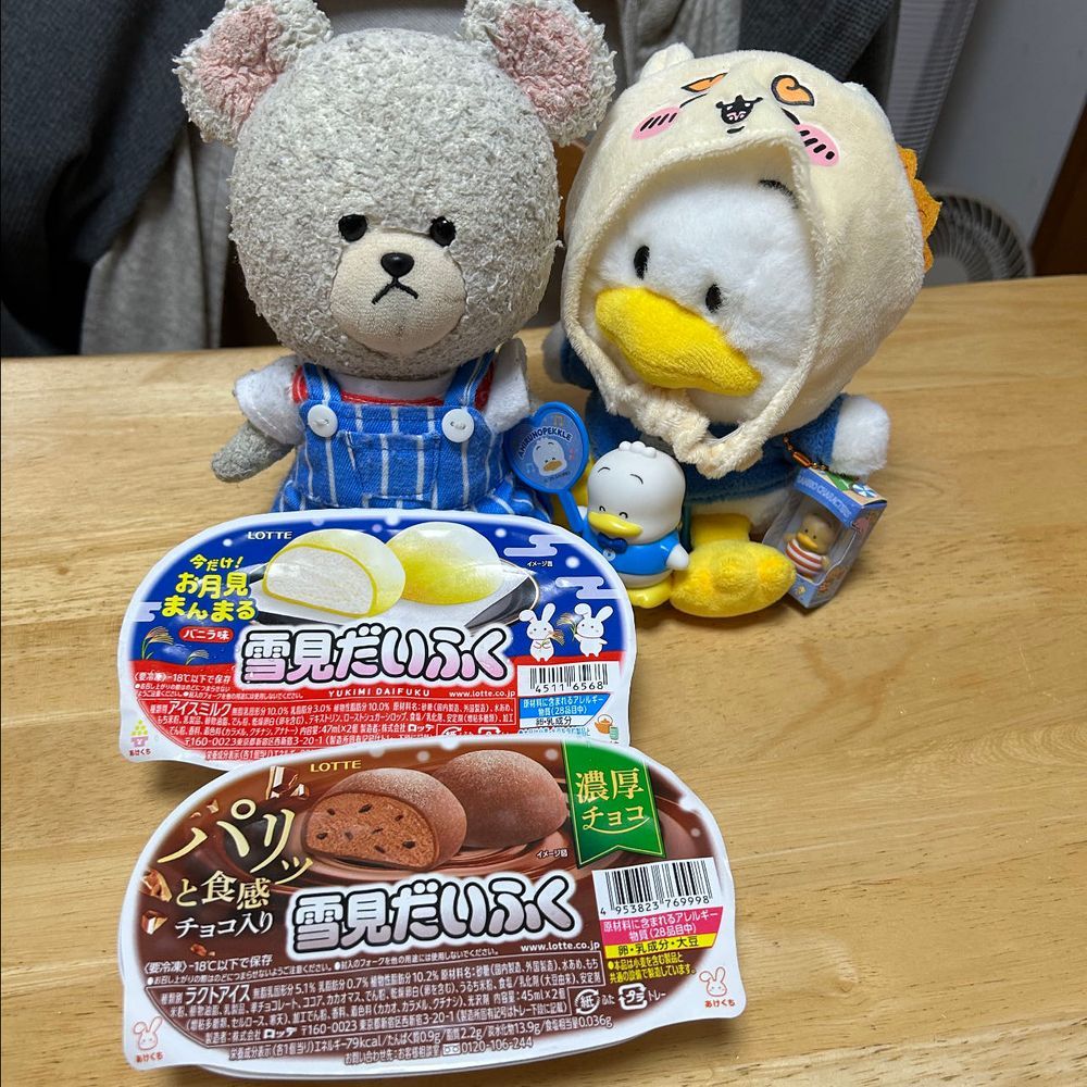 お家の人のお買い物品…
大好きしゅわしゅわにちいかわ仕様で👛
ぺくちゃん、シーサーちゃんして〜💓ってお家の人💦応えるぺくちゃん…
あ〜やれやれ😥
次は雪見だいふく❣️
今の時期にピッタリなお月見のやつ✨
最後、ポムポムプリンは正義です✨
瀬戸しおのお煎餅がいつもの倍以上に魅力的😍