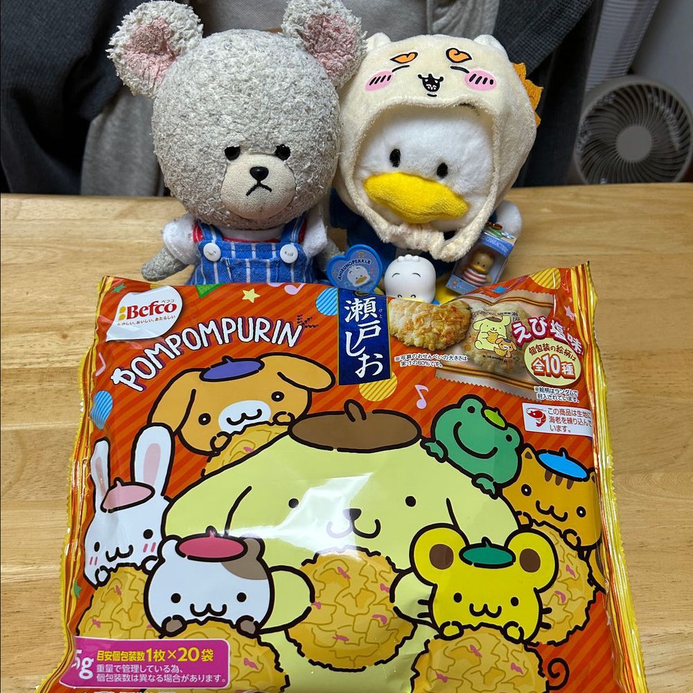 お家の人のお買い物品…
大好きしゅわしゅわにちいかわ仕様で👛
ぺくちゃん、シーサーちゃんして〜💓ってお家の人💦応えるぺくちゃん…
あ〜やれやれ😥
次は雪見だいふく❣️
今の時期にピッタリなお月見のやつ✨
最後、ポムポムプリンは正義です✨
瀬戸しおのお煎餅がいつもの倍以上に魅力的😍