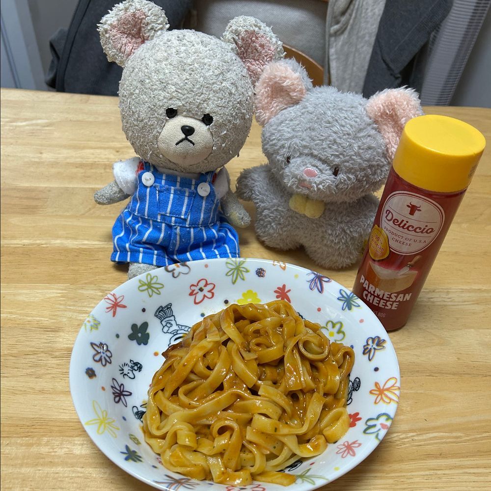 しろちゃんに教えてもらったパスタ🍝
生パスタってのも、フェットチーネみたいなのも魅力的❣️
もちっと感最高👍
お味もよかった😍途中粉チーズでさらに味を足しちゃうぴーしゃんとちゅうたん🤭
仕上げは仲良くミルミルで乾杯
海老につられてうぱたんが様子見に👀
お家の人、海老っす様を冷凍庫に連れ込んだ😭いつ食べるの〜？？💦