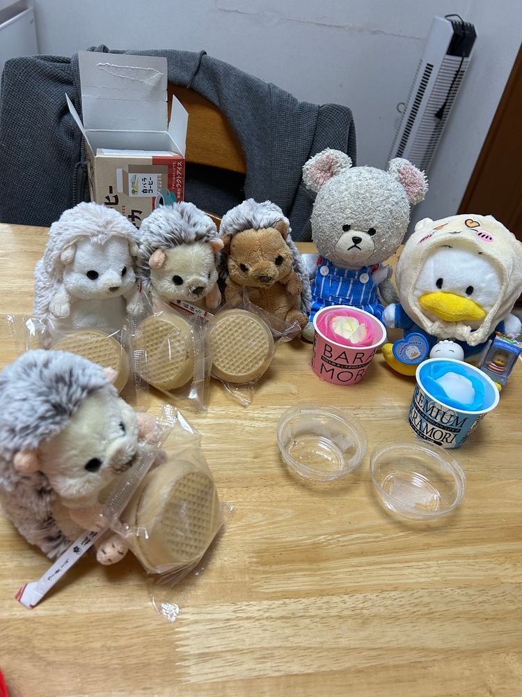 ネットスーパーでアイス買ったの👛
美味しそうだね〜🤤
さっそくおやつに✨
ちくまろうにぼんは全員揃って白バラコーヒーモナカに❣️
おかわりコールしてたから、美味しかったんだね👍
ちっくんによると、マイルドなコーヒー感あるアイスで食べやすいって✨
ぴーしゃんとぺくちゃんはババヘラアイスなの✨バラの花が咲いたように盛り付けるバラ盛りを手作りした…とか書いてあった❣️
これ、たぶんだけど…前にけあちゃん旅行時に食べてたやつかな？
ピンクも、水色も、薔薇になってて🌹
ぺくちゃん、毎度のあ〜んって😂
