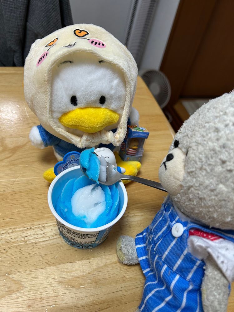 ネットスーパーでアイス買ったの👛
美味しそうだね〜🤤
さっそくおやつに✨
ちくまろうにぼんは全員揃って白バラコーヒーモナカに❣️
おかわりコールしてたから、美味しかったんだね👍
ちっくんによると、マイルドなコーヒー感あるアイスで食べやすいって✨
ぴーしゃんとぺくちゃんはババヘラアイスなの✨バラの花が咲いたように盛り付けるバラ盛りを手作りした…とか書いてあった❣️
これ、たぶんだけど…前にけあちゃん旅行時に食べてたやつかな？
ピンクも、水色も、薔薇になってて🌹
ぺくちゃん、毎度のあ〜んって😂
