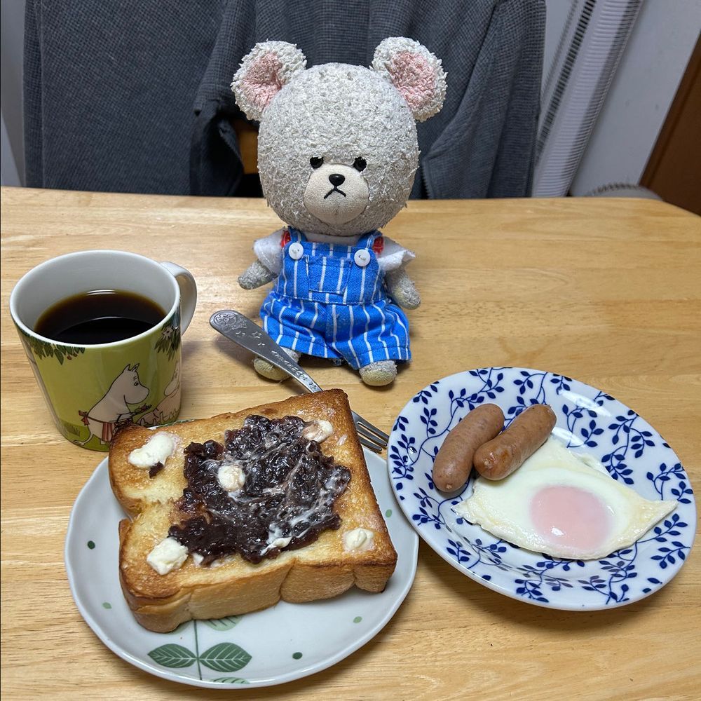 これ、この前買った燻製屋　熟成ウインナーなの❣️
ぴーしゃんの食のアイドル、リュウジ監修なの😍
ちょっと都合で、ちっくん、まろんちゃんに手伝ってもらったんだ🤭
ちっくんが絶妙ポイントを指揮して、まろんちゃんが職人さんなんだって🦔
そんなお品を朝ごはんに召喚なの🥄✨
お供は目玉焼き🍳
トースト🍞餡バターがいいかな😋
いっただきま〜す🐻‍❄️🎶
た〜まらん❗️
ごはんがよかったけど、ないからね😂次に朝ごはんにする時はオープントースターで焼いたのごはんにちゃんとのせるから、リュウジ分かっておくれ〜🐻‍❄️
