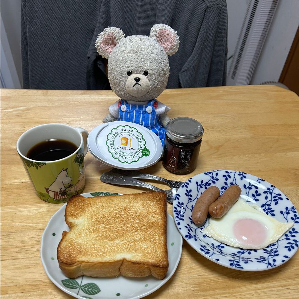 これ、この前買った燻製屋　熟成ウインナーなの❣️
ぴーしゃんの食のアイドル、リュウジ監修なの😍
ちょっと都合で、ちっくん、まろんちゃんに手伝ってもらったんだ🤭
ちっくんが絶妙ポイントを指揮して、まろんちゃんが職人さんなんだって🦔
そんなお品を朝ごはんに召喚なの🥄✨
お供は目玉焼き🍳
トースト🍞餡バターがいいかな😋
いっただきま〜す🐻‍❄️🎶
た〜まらん❗️
ごはんがよかったけど、ないからね😂次に朝ごはんにする時はオープントースターで焼いたのごはんにちゃんとのせるから、リュウジ分かっておくれ〜🐻‍❄️
