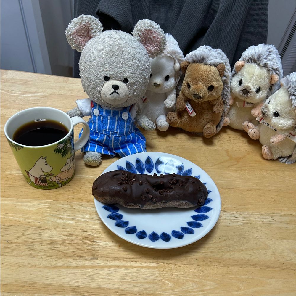 昨日の台風で、案の定…
ぴーしゃんのお家の人のばあちゃんチの栗畑水没ふたたび…🌰
お家の人が蚊に襲われるから、ぴーしゃんは合成🐻‍❄️
GODIVAなエクレアをおやつに🤤
ちっくんまろんちゃん、いつもの取り合いに💦待ちましょう…🦔🐻‍❄️🦔
いざ開けて、皿に出すとチョコ感全開に🍫✨
ナイフアンドフォーク🍴待ち…
お〜い、お家の人〜
難易度高めだから、やってくれぇ〜‼️
濃厚チョコが最高だった💕