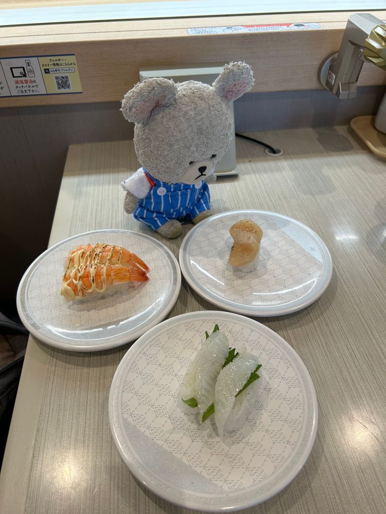 またはま寿司に遠征🚙
大葉イカ🦑サーモン３点盛り、サラダ軍艦…
炙りマヨ海老🦐ホタテ✨
初の炙りえんがわ❣️（おとぬくんに美味しいと聞いて）
ぴーしゃん、ホタテも、えんがわも好きだ💖今まで損してたなぁ〜😢
仕上げはおろし海老天🍤
大満足🤤
４枚目、成長すすんだコールラビ✨
あ〜あの姿に近づいてる👍