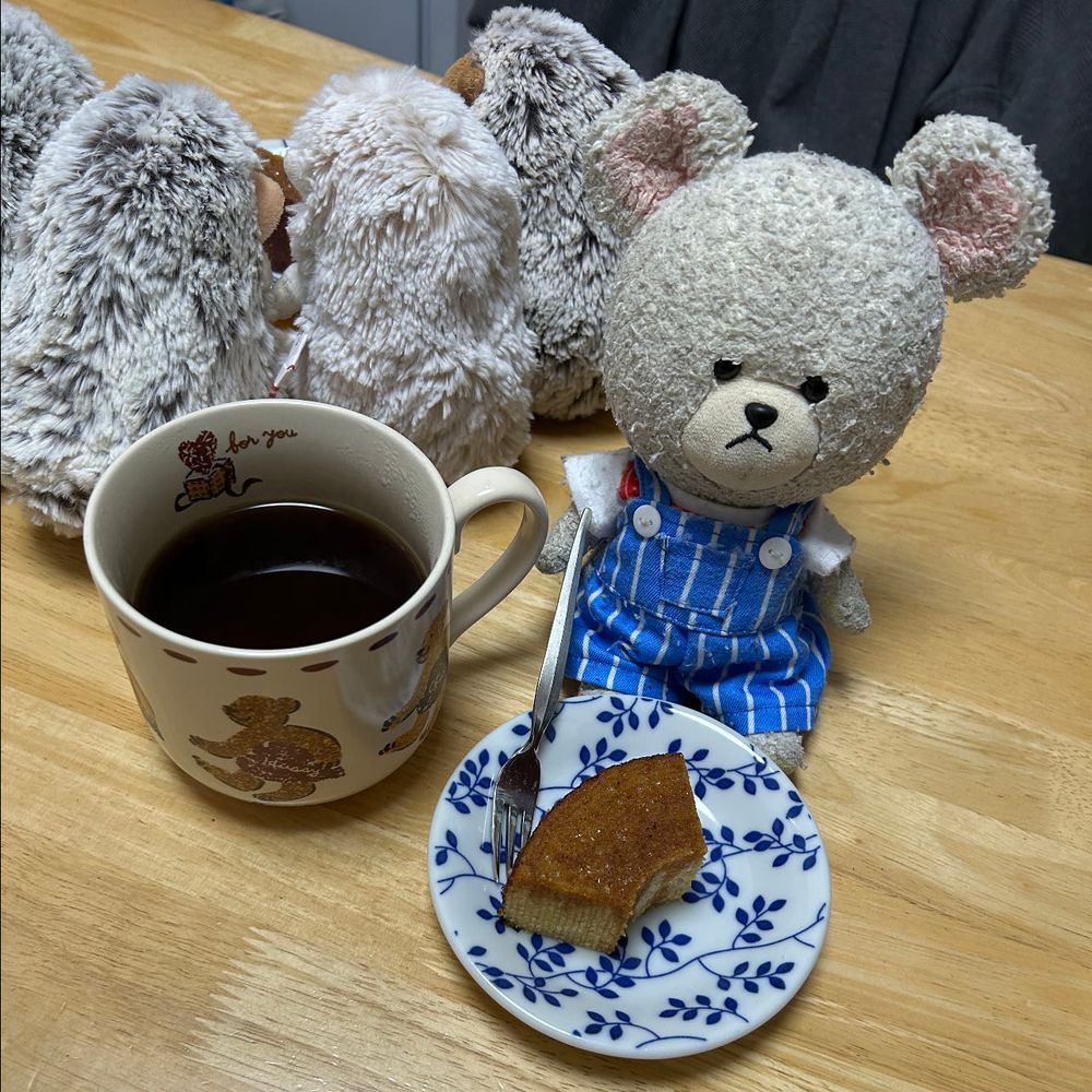ぱぷちゃんが紹介してたメープルマニアのバウムクーヘン✨
メープルたっぷりでくまとしては見逃せない😍
食いしん坊侍も勢揃い🦔🦔🦔🦔
ちっくん、刀が…
ブラックコーヒーととっても合うお味❣️
