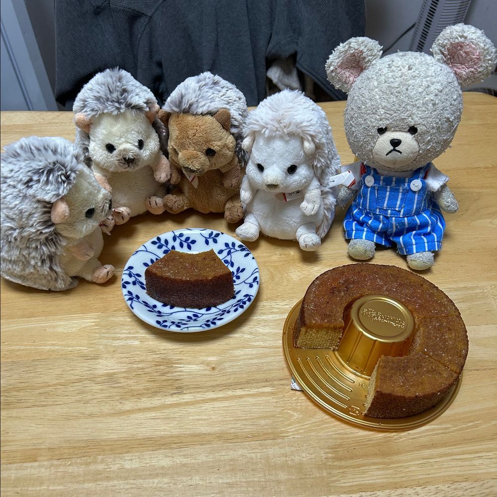 ぱぷちゃんが紹介してたメープルマニアのバウムクーヘン✨
メープルたっぷりでくまとしては見逃せない😍
食いしん坊侍も勢揃い🦔🦔🦔🦔
ちっくん、刀が…
ブラックコーヒーととっても合うお味❣️
