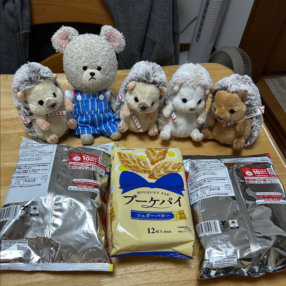 昨日、セコマでお弁当とか買ったの👛
チキン南蛮初めてだったけど美味しかった〜👍
スーパーにて👛
飲んだことない牛乳、可愛いかまぼこ、入れ物プー&ピグのコンソメ、シシちゃんのスパイシースティック、蓬莱の豚まん❣️
お菓子、カルビーがカラーと思ったら…後ろが…🤣
伝わる可能性低いけど、アニメおぼっちゃまくんに出てくる貧ぼっちゃまスタイル😂これは有り‼️