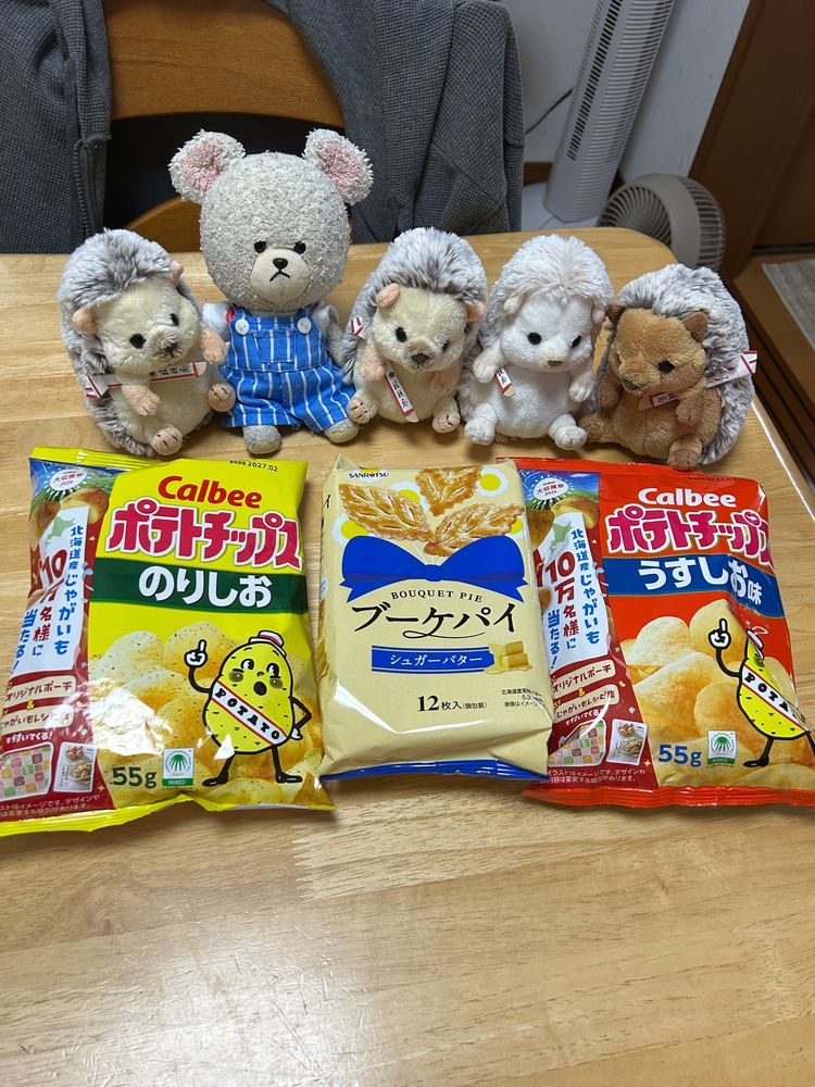 昨日、セコマでお弁当とか買ったの👛
チキン南蛮初めてだったけど美味しかった〜👍
スーパーにて👛
飲んだことない牛乳、可愛いかまぼこ、入れ物プー&ピグのコンソメ、シシちゃんのスパイシースティック、蓬莱の豚まん❣️
お菓子、カルビーがカラーと思ったら…後ろが…🤣
伝わる可能性低いけど、アニメおぼっちゃまくんに出てくる貧ぼっちゃまスタイル😂これは有り‼️