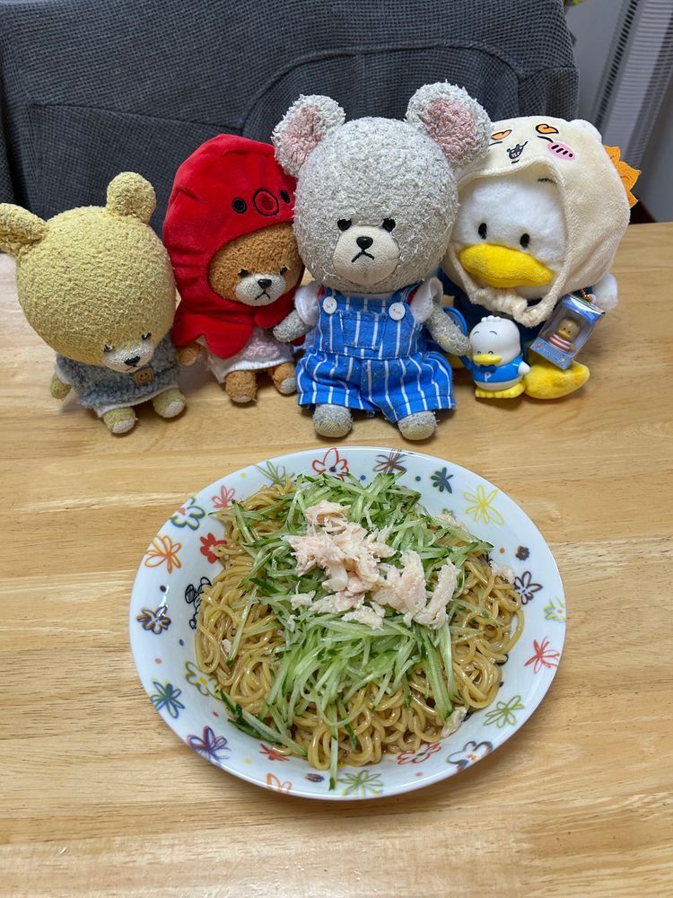 ぴーしゃん、雨でひんやりしてるから、あったかいの食べるの🥣
熱湯でふやかしたごはんを再度レンチンしたの➕スープの素➕牛乳➕とろけるチーズ…レンジでチン
じゃじゃ〜ん‼️
リゾット👏👏これね、シマちゃんのお姉ちゃんがスープの素使ってリゾット食べてるって聞いてから、やってみたかったんだ🤭
とろ〜りチーズが最高😆✨
ふぅ〜ふぅ〜🥣🐻‍❄️
この前食べた棒棒鶏冷やし中華❣️
ピリ辛で美味しかったよ〜