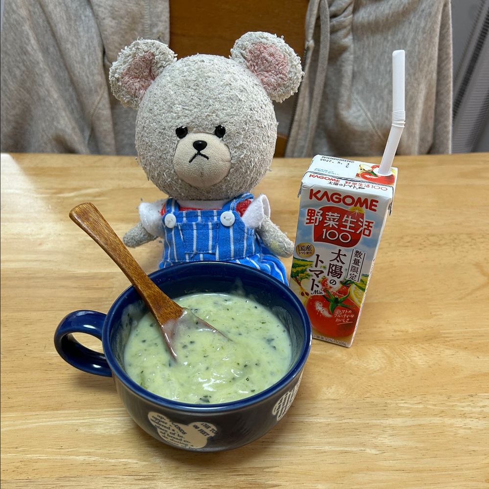 ぴーしゃん、雨でひんやりしてるから、あったかいの食べるの🥣
熱湯でふやかしたごはんを再度レンチンしたの➕スープの素➕牛乳➕とろけるチーズ…レンジでチン
じゃじゃ〜ん‼️
リゾット👏👏これね、シマちゃんのお姉ちゃんがスープの素使ってリゾット食べてるって聞いてから、やってみたかったんだ🤭
とろ〜りチーズが最高😆✨
ふぅ〜ふぅ〜🥣🐻‍❄️
この前食べた棒棒鶏冷やし中華❣️
ピリ辛で美味しかったよ〜
