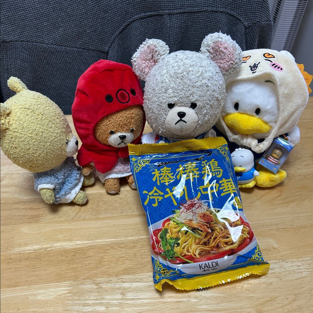 ぴーしゃん、雨でひんやりしてるから、あったかいの食べるの🥣
熱湯でふやかしたごはんを再度レンチンしたの➕スープの素➕牛乳➕とろけるチーズ…レンジでチン
じゃじゃ〜ん‼️
リゾット👏👏これね、シマちゃんのお姉ちゃんがスープの素使ってリゾット食べてるって聞いてから、やってみたかったんだ🤭
とろ〜りチーズが最高😆✨
ふぅ〜ふぅ〜🥣🐻‍❄️
この前食べた棒棒鶏冷やし中華❣️
ピリ辛で美味しかったよ〜