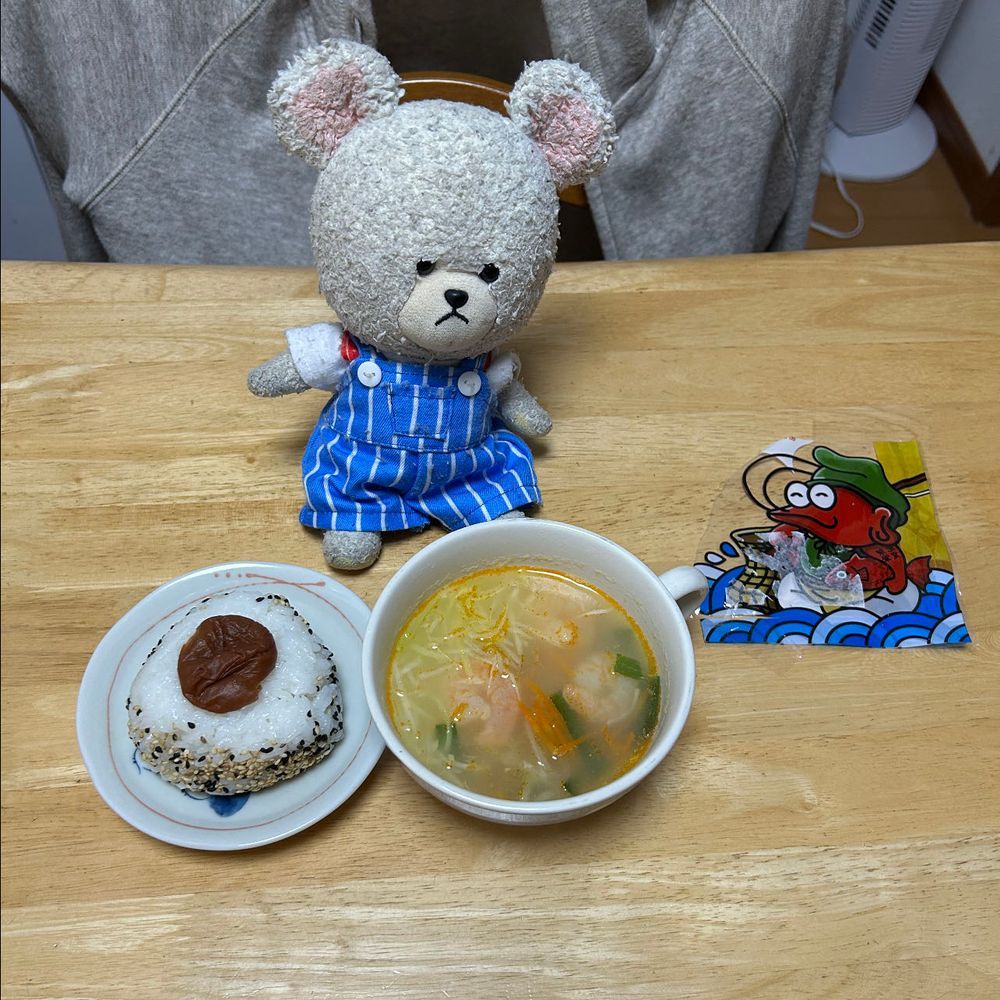 ぴーしゃんお気に入りの玉ねぎ屋さんがね、スープも売ってるんだけど、そのスープを使ったレシピもらったら、スープピラフが海老なの🦐
ふむふむ🤨
お〜い、お家の人〜
やっちゃってくれぇ〜🍳
というわけで、海老っす様を、ようやくぴーしゃんチの食卓に召喚✨
別日の夕飯、しゅうまいの日…
豪華に塩焼きそばも食べちゃうぞってことで海老塩焼きそば🦐
ラスト〜
ごま梅干しおむすび🍙と、あったかスープに‼️鶏がらスープに最後の海老っす様ぶち込んで、ニラもやしにんじんちょっとずつとグツグツ…カップの底に白髪ネギたっぷり敷き詰めて、スープをイン🥣上にも白髪ネギを〜そしてラー油をたら〜り🌶️
ピリ辛なのとネギのさっぱりがナイスアシストで美味しかった🐻‍❄️
海老っす様、サヨウナラ👋またお会いしましょう🤤