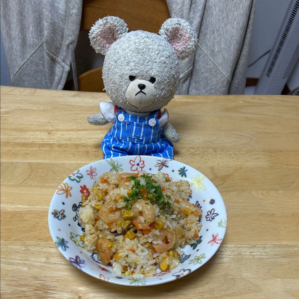 ぴーしゃんお気に入りの玉ねぎ屋さんがね、スープも売ってるんだけど、そのスープを使ったレシピもらったら、スープピラフが海老なの🦐
ふむふむ🤨
お〜い、お家の人〜
やっちゃってくれぇ〜🍳
というわけで、海老っす様を、ようやくぴーしゃんチの食卓に召喚✨
別日の夕飯、しゅうまいの日…
豪華に塩焼きそばも食べちゃうぞってことで海老塩焼きそば🦐
ラスト〜
ごま梅干しおむすび🍙と、あったかスープに‼️鶏がらスープに最後の海老っす様ぶち込んで、ニラもやしにんじんちょっとずつとグツグツ…カップの底に白髪ネギたっぷり敷き詰めて、スープをイン🥣上にも白髪ネギを〜そしてラー油をたら〜り🌶️
ピリ辛なのとネギのさっぱりがナイスアシストで美味しかった🐻‍❄️
海老っす様、サヨウナラ👋またお会いしましょう🤤
