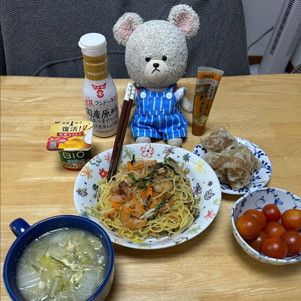 ぴーしゃんお気に入りの玉ねぎ屋さんがね、スープも売ってるんだけど、そのスープを使ったレシピもらったら、スープピラフが海老なの🦐
ふむふむ🤨
お〜い、お家の人〜
やっちゃってくれぇ〜🍳
というわけで、海老っす様を、ようやくぴーしゃんチの食卓に召喚✨
別日の夕飯、しゅうまいの日…
豪華に塩焼きそばも食べちゃうぞってことで海老塩焼きそば🦐
ラスト〜
ごま梅干しおむすび🍙と、あったかスープに‼️鶏がらスープに最後の海老っす様ぶち込んで、ニラもやしにんじんちょっとずつとグツグツ…カップの底に白髪ネギたっぷり敷き詰めて、スープをイン🥣上にも白髪ネギを〜そしてラー油をたら〜り🌶️
ピリ辛なのとネギのさっぱりがナイスアシストで美味しかった🐻‍❄️
海老っす様、サヨウナラ👋またお会いしましょう🤤