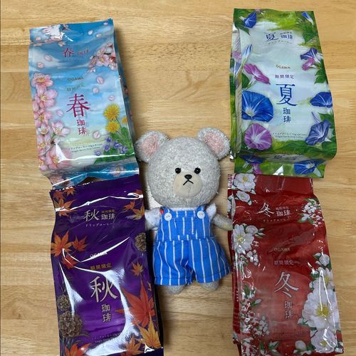 ぴーしゃん、Amazonで冬珈琲手に入れたよ👏
春夏秋冬だ😍
『季節は流れて〜ヘイ過ぎ去りし日々よ〜ホー出逢いや別れで〜ヘイ新たな旅路を〜ホー　カーメナッ春夏秋冬〜✖️③ そう　ウィガナゴー』🎤🐻‍❄️
Steady&Coってグループの歌記念に歌ってみたよ〜🎶
えっ？お家の人が歳バレするからやめろって🙄
２枚目べるさんにならったダシダのアサリも含めて届いたんだ🎶
３枚目大喜びでコンプリートしてきたコンソメ❣️スープいっぱい飲むからね✌️
４枚目セブンイレブンで駄々っ子して買ってもらったチョコモナカジャンボ‼️あちゃー応募２枚からだ💦
もういっちょ、おねだり駄々っ子しないとだな🐻‍❄️