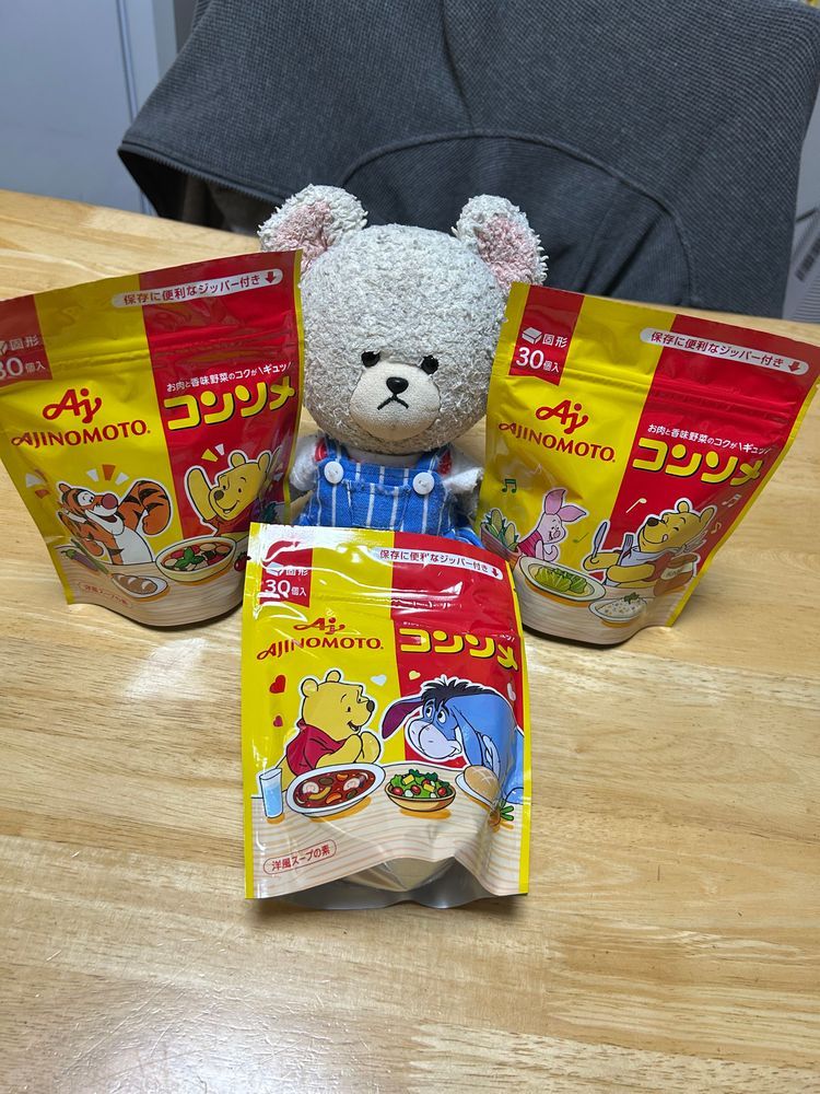 ぴーしゃん、Amazonで冬珈琲手に入れたよ👏
春夏秋冬だ😍
『季節は流れて〜ヘイ過ぎ去りし日々よ〜ホー出逢いや別れで〜ヘイ新たな旅路を〜ホー　カーメナッ春夏秋冬〜✖️③ そう　ウィガナゴー』🎤🐻‍❄️
Steady&Coってグループの歌記念に歌ってみたよ〜🎶
えっ？お家の人が歳バレするからやめろって🙄
２枚目べるさんにならったダシダのアサリも含めて届いたんだ🎶
３枚目大喜びでコンプリートしてきたコンソメ❣️スープいっぱい飲むからね✌️
４枚目セブンイレブンで駄々っ子して買ってもらったチョコモナカジャンボ‼️あちゃー応募２枚からだ💦
もういっちょ、おねだり駄々っ子しないとだな🐻‍❄️