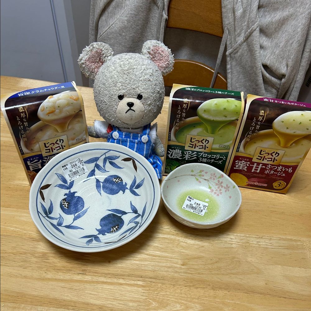海老好きぴーしゃんが狙ってたエビフライ🍤前回は1069円？だったんだけど、今回1000円以内なのと、ラス１という後押しがあって、買ってもらった❤️
早く食べたい🤤
イオン系列店だから？イオン100の美味しいものいろいろ売ってるのね👀✨
あ…文字被り…
クラムチャウダーとかのスープと、アウトレット食器展もあって、また皿増やした🐻‍❄️
ぴーしゃん、冷凍スパゲッティの沼にハマってる🍝