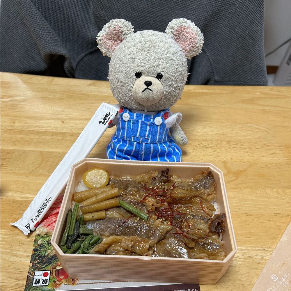 ぴーしゃん、最寄駅の中のコンビニみたいなとこで駅弁買ってきたの👛
常陸牛って🤤
そこの駅の近く（近くもないが…帰り道の途中だし🤣）のスーパー寄ってる間、お弁当車に待たせておいて大丈夫か心配してたんだけど、問題なくうまい👍
家帰ってきたら、廊下をみみずがはってたのも忘れられるくらいうまい😋
あ〜狙ってたもうひとつのお弁当なかった😢近々リベンジ行ってくる🚃
