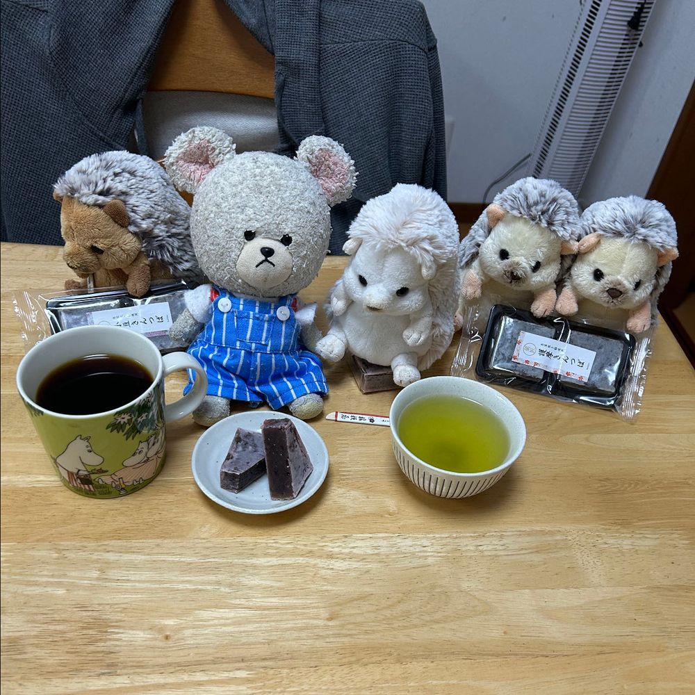 やっと届いた❤️
ぴーしゃんお待ちかねのおやつ✨
ジャジャーン🎉きんつば❣️
桜、あずき、護摩なの〜
そう‼️桜といえば〜春🌸
春珈琲☕️の出番だ〜👏
ちっくんは深むし茶希望🍵
はぁ〜🌸
春の味がする❣️コーヒーにも合う☕️
ちっくんも、深むし茶に合うって🦔
あれ？お尻の下🌸👀
