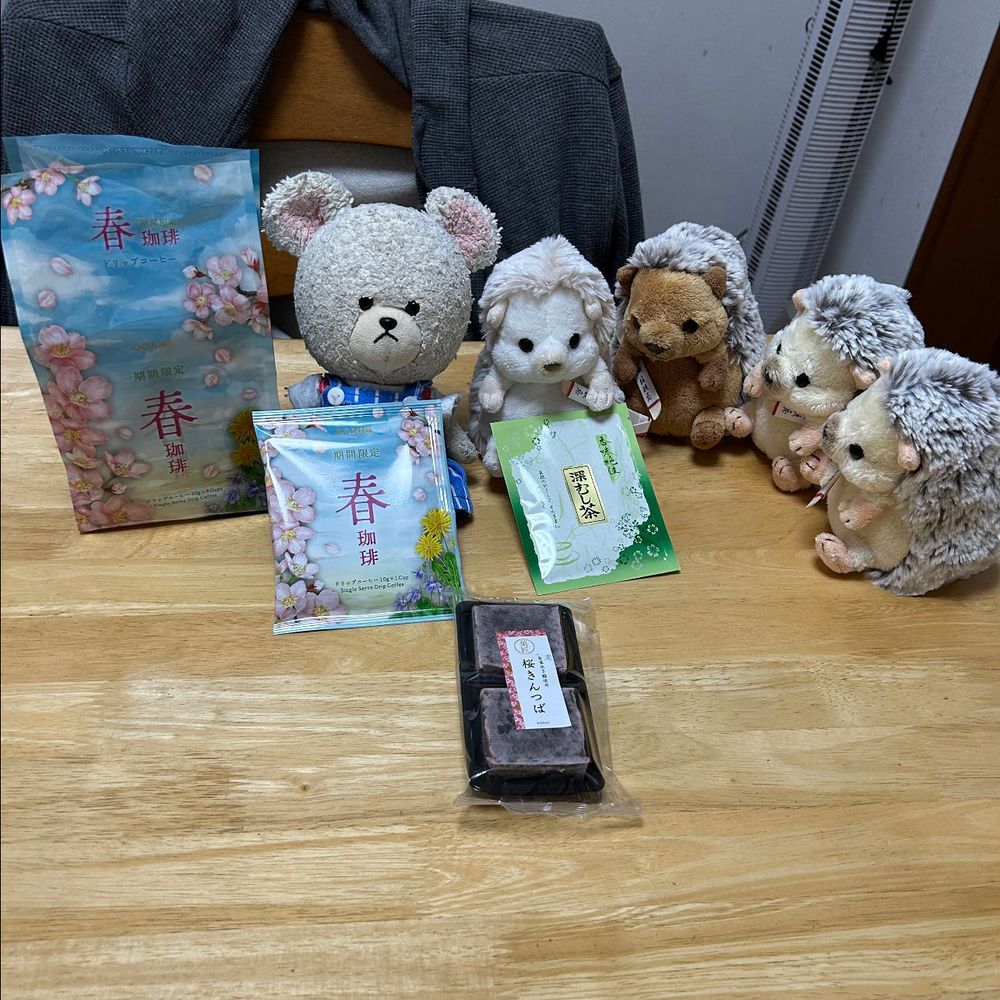 やっと届いた❤️
ぴーしゃんお待ちかねのおやつ✨
ジャジャーン🎉きんつば❣️
桜、あずき、護摩なの〜
そう‼️桜といえば〜春🌸
春珈琲☕️の出番だ〜👏
ちっくんは深むし茶希望🍵
はぁ〜🌸
春の味がする❣️コーヒーにも合う☕️
ちっくんも、深むし茶に合うって🦔
あれ？お尻の下🌸👀