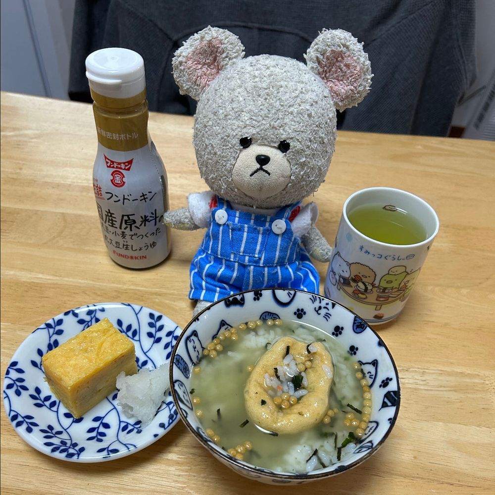 ぴーしゃんの朝ごはんにねこもなか🐱
もなかといっても、鮭茶漬けなの❣️
わぁ〜ホントにねこちゃん🐱
ごはんの上にゴロンと🍚
あっ、にゃんちゃん💦ﾓｼﾞﾓｼﾞ🐻‍❄️
一瞬ドギマギしちゃったけど、鮭茶漬け完成👏
いただきま〜す🥄🐻‍❄️❤️