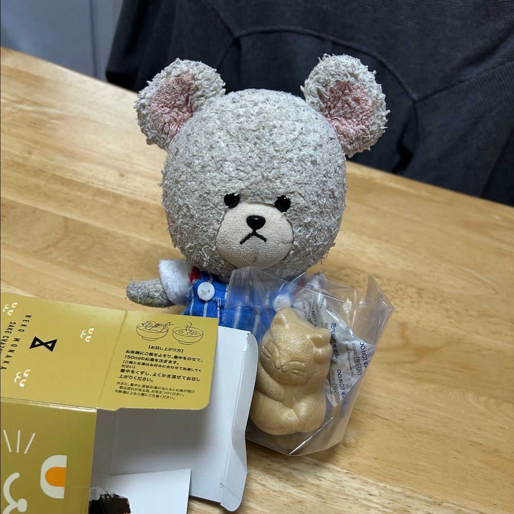 ぴーしゃんの朝ごはんにねこもなか🐱
もなかといっても、鮭茶漬けなの❣️
わぁ〜ホントにねこちゃん🐱
ごはんの上にゴロンと🍚
あっ、にゃんちゃん💦ﾓｼﾞﾓｼﾞ🐻‍❄️
一瞬ドギマギしちゃったけど、鮭茶漬け完成👏
いただきま〜す🥄🐻‍❄️❤️