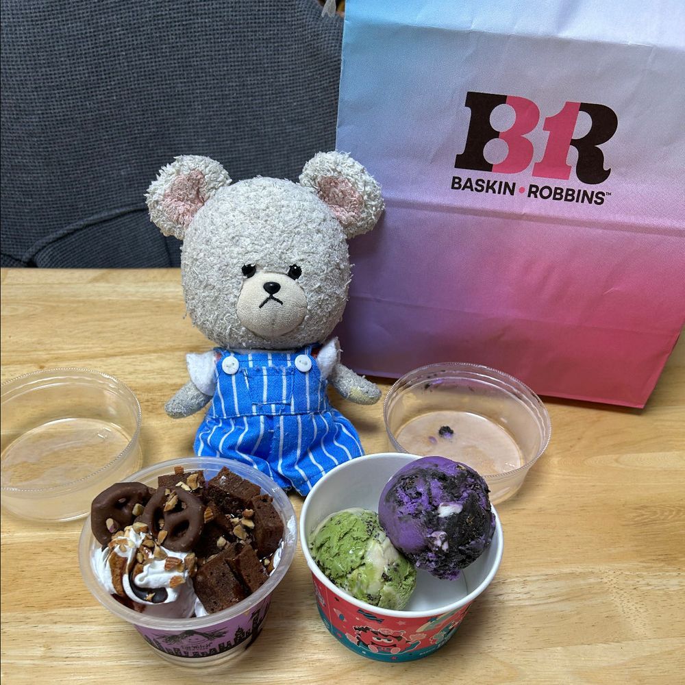今日は御一日🫘ぴーしゃんチは定番のお赤飯だよ🥄
なんか、もう一日が巡ってきたからびっくり🫢時の流れ早いね〜🐻‍❄️
見て‼️
あのエビフライ‼️
ドーン💥とデカいわ😂
夕飯前にね、ぴーしゃんお家の人にお手伝い頼まれたの🐻‍❄️
いつもの揚げ物鍋に入らないからフライパンでいくんだけど、入るかおんなじサイズではかりたいって💦
寝かされたぴーしゃん見て、ちっくんとまろんちゃんはお料理ごっこ🦔🦔
一日ということは〜
サーティワンの新作だパチパチ👏👏
チョコスモア美味しかった🥄