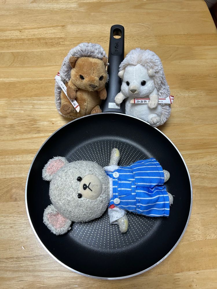 今日は御一日🫘ぴーしゃんチは定番のお赤飯だよ🥄
なんか、もう一日が巡ってきたからびっくり🫢時の流れ早いね〜🐻‍❄️
見て‼️
あのエビフライ‼️
ドーン💥とデカいわ😂
夕飯前にね、ぴーしゃんお家の人にお手伝い頼まれたの🐻‍❄️
いつもの揚げ物鍋に入らないからフライパンでいくんだけど、入るかおんなじサイズではかりたいって💦
寝かされたぴーしゃん見て、ちっくんとまろんちゃんはお料理ごっこ🦔🦔
一日ということは〜
サーティワンの新作だパチパチ👏👏
チョコスモア美味しかった🥄