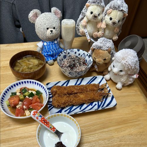 今日は御一日🫘ぴーしゃんチは定番のお赤飯だよ🥄
なんか、もう一日が巡ってきたからびっくり🫢時の流れ早いね〜🐻‍❄️
見て‼️
あのエビフライ‼️
ドーン💥とデカいわ😂
夕飯前にね、ぴーしゃんお家の人にお手伝い頼まれたの🐻‍❄️
いつもの揚げ物鍋に入らないからフライパンでいくんだけど、入るかおんなじサイズではかりたいって💦
寝かされたぴーしゃん見て、ちっくんとまろんちゃんはお料理ごっこ🦔🦔
一日ということは〜
サーティワンの新作だパチパチ👏👏
チョコスモア美味しかった🥄