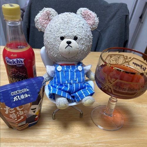 みなさんこんばんは✨
オトナごっこのぴーしゃんです🐻‍❄️
からあげクン片手にお酒飲んでるごっこ最高です🍷
２枚目
お家の人、白ビール飲んでるよ〜
ビールのクセがキツくないから、フルーティーな感じで飲みやすいって喜んでた🤭
ぴーしゃんはいちごミルクでつまみの金のポテト🍟
味はポテコで、さくさく系のポテト菓子だな😋
４枚目
ちっくんまろんちゃんの取り合いのじかん。
いちごミルク２個あるのに原因はまさかの凹んでるやつがいいって💦
なんだそりゃ🤣