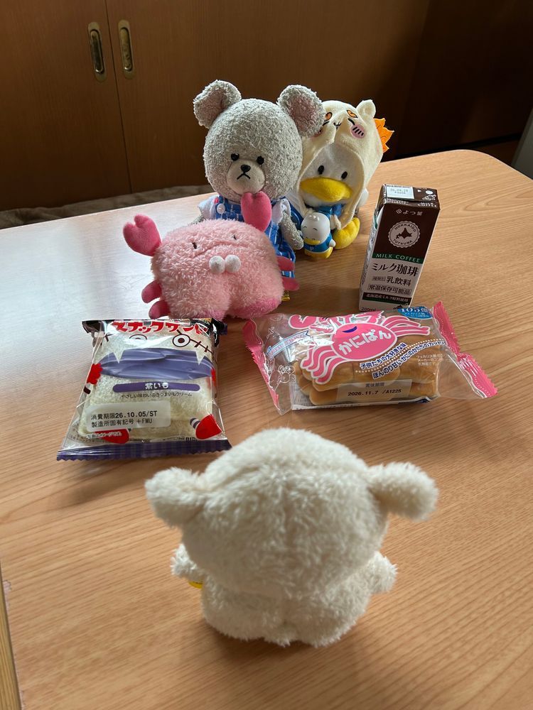 ちょきたんです。かにです🦀
『ちょ〜きったん✂️』って普段はご挨拶します。だけど、興奮すると、『ちょ✂️ちょ✂️ちょ✂️ちょきた〜〜んッッ‼️✂️✂️✂️』っていって自慢のハサミ✂️をたくさんチョキチョキします。おっとり屋さんと荒ぶる一面も併せ持ってます。
ちょきたんが何かを察知しました。
一気に飛び乗った先には…ぴーしゃんとぺくちゃんです。
かにぱん食べようとしてたので、やっつけられました。
ぴーしゃんの供述では、かにぱんが夏休み終えて帰ってきたから、おかえり会をしていたそうです。