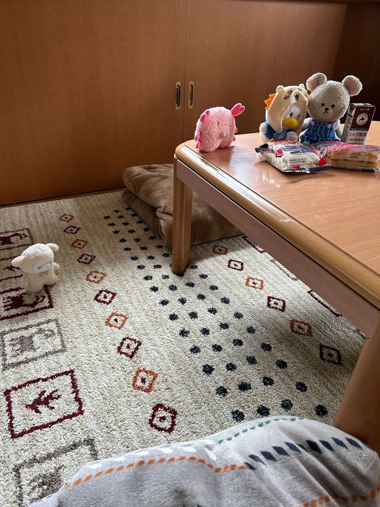 ちょきたんです。かにです🦀
『ちょ〜きったん✂️』って普段はご挨拶します。だけど、興奮すると、『ちょ✂️ちょ✂️ちょ✂️ちょきた〜〜んッッ‼️✂️✂️✂️』っていって自慢のハサミ✂️をたくさんチョキチョキします。おっとり屋さんと荒ぶる一面も併せ持ってます。
ちょきたんが何かを察知しました。
一気に飛び乗った先には…ぴーしゃんとぺくちゃんです。
かにぱん食べようとしてたので、やっつけられました。
ぴーしゃんの供述では、かにぱんが夏休み終えて帰ってきたから、おかえり会をしていたそうです。